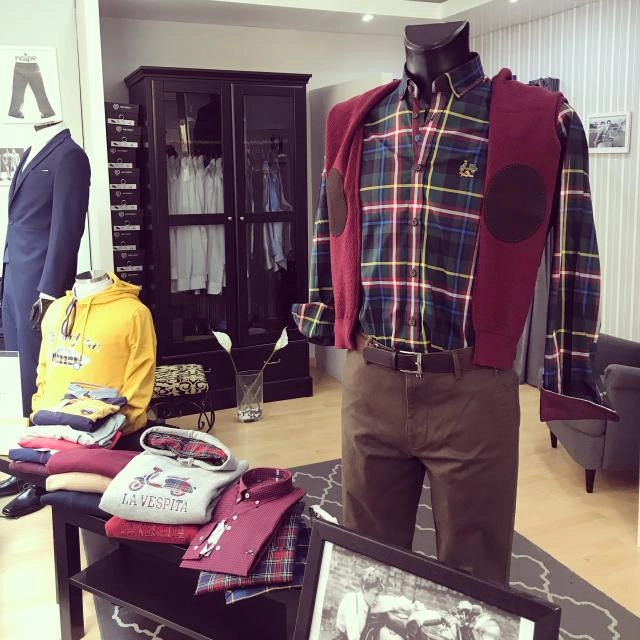 Camisas, jerseys,  sudaderas, pantalones y por supuestos nuestros trajes y americanas