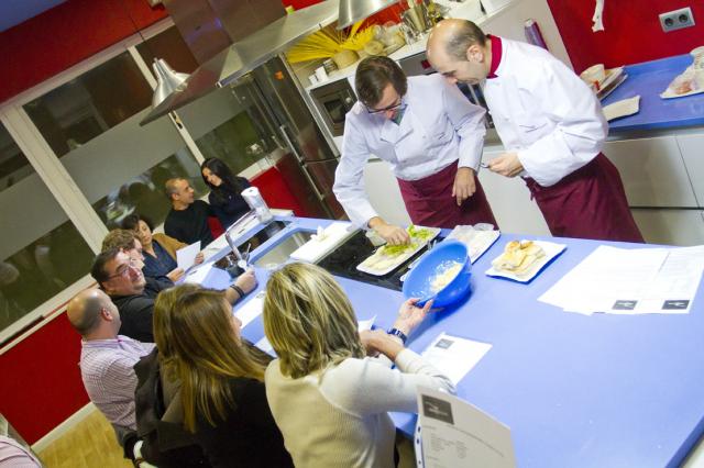 Los vecinos aprenden a preparar tapas en la Gastroescuela de Boadilla