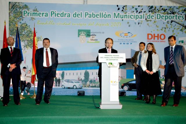 El alcalde coloca la primera piedra del Pabellón Deportivo Municipal