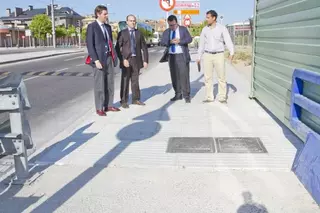 El alcalde supervisa las obras de mejora en los puentes sobre la M-50