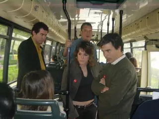 Pablo Nieto explica su programa de transporte a los usuarios del autobuses de Boadilla del Monte
