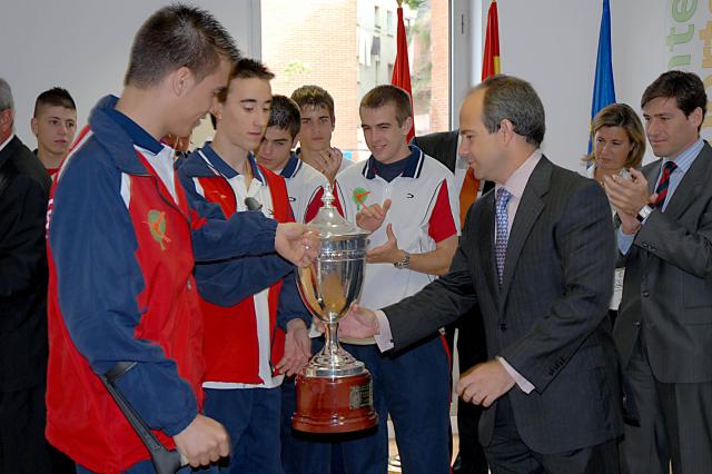 
                                                    El alcalde de Boadilla del Monte recibe a la UD Las Rozas-Boadilla, campeones de España juveniles de fútbol sala