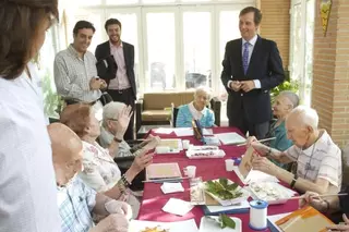 El Alcalde de Boadilla visita a enfermos de Alzheimer y conoce de cerca el trabajo que se realiza con ellos