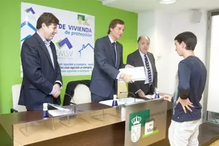 El Alcalde entrega las llaves de las últimas viviendas públicas sorteadas por la EMSV