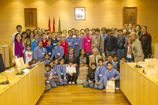 El CEIP Teresa Berganza de Boadilla acoge a alumnos de un prestigioso colegio de Nueva Delhi