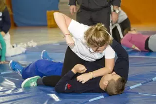 Más de 40 adolescentes de Boadilla aprenden técnicas de defensa personal femenina