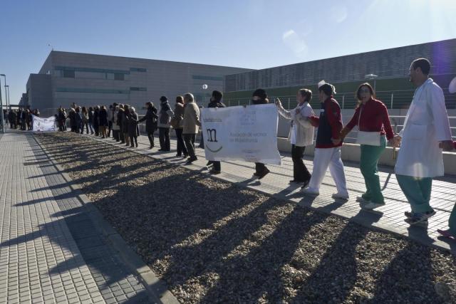 3500 personas abrazan el Hospital Puerta de Hierro contra la privatización de su gestión