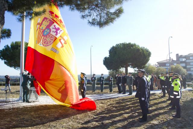 El alcalde de Boadilla preside el homenaje a la bandera para reivindicar el espíritu de la Constitución