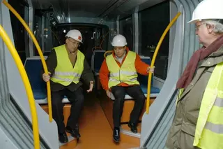 El alcalde visita las obras de las cocheras y los vagones del metro ligero a Boadilla