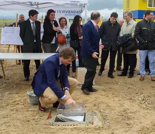 El alcalde de Boadilla coloca la primera piedra de una promoción de 115 viviendas públicas