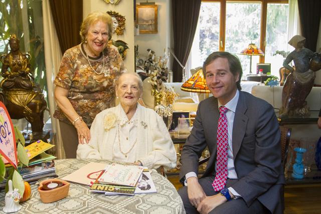 
                                                    El Alcalde felicita a una vecina que cumple 102 años