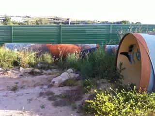 Los vecinos de la calle Saint Cloud denuncian los cuatro años de abandono de su barrio