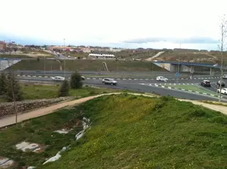 El Ministerio de Fomento no piensa iluminar la rotonda de la M-50 en Boadilla