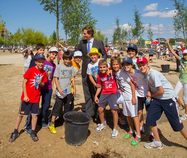 600 escolares de quinto de Primaria de Boadilla participan en el Día del Árbol
