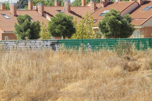 
                                                    El Ayuntamiento elimina los grafitis de los paneles acústicos de la M-50 a su paso por Boadilla