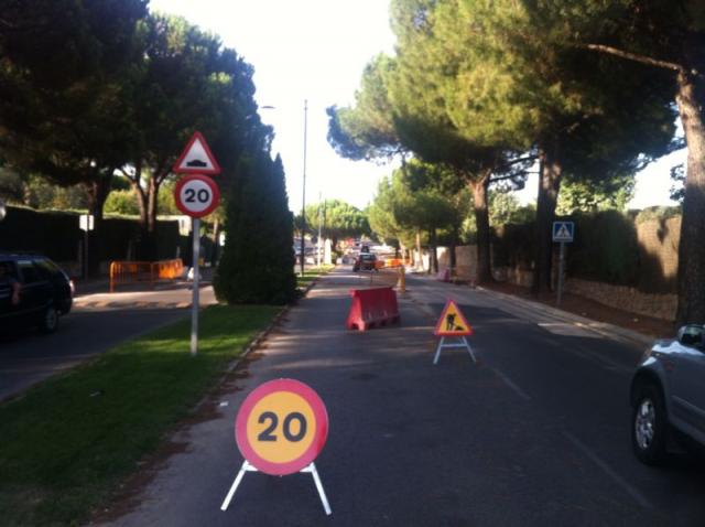 
                                                    Las obras de la calle Valle de Tena congestionan la movilidad de Las Lomas y de los centros educativos
