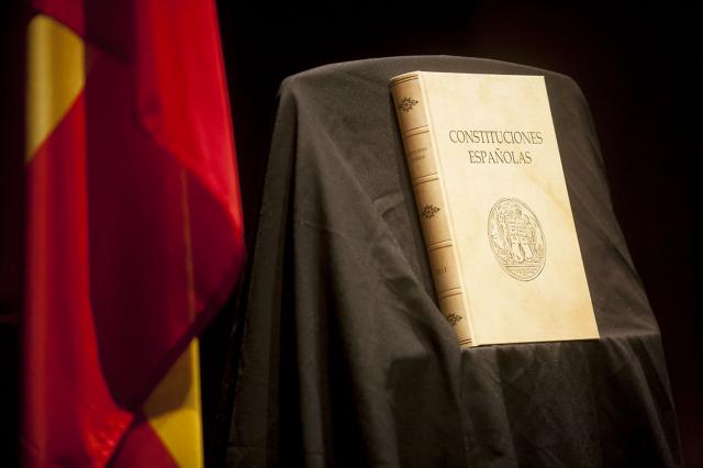 
                                                    El alcalde de Boadilla rinde homenaje a la Constitución con alumnos del Hélade y el Ventura Rodríguez