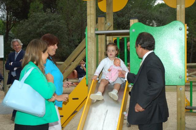 El alcalde de Boadilla del Monte, Arturo González Panero, inauguró ayer un nuevo parque en Monteprincipe