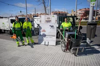 El Ayuntamiento refuerza los servicios de limpieza e inicia una campaña para la recogida de los excrementos caninos