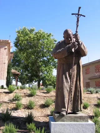 El cardenal Carlos Amigo bendecirá la estatua de San Juan Pablo II en Boadilla del Monte