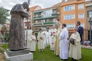El cardenal Amigo bendice la estatua de San Juan Pablo II en la Iglesia de San Cristóbal
