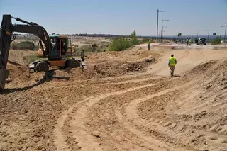 Obras de remodelación en el acceso desde la carretera de Brunete a Valenoso y Olivar de Mirabal