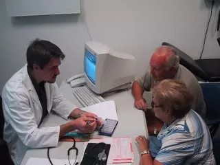 El alcalde presenta un proyecto pionero para ayudar a evitar los errores en la medicación