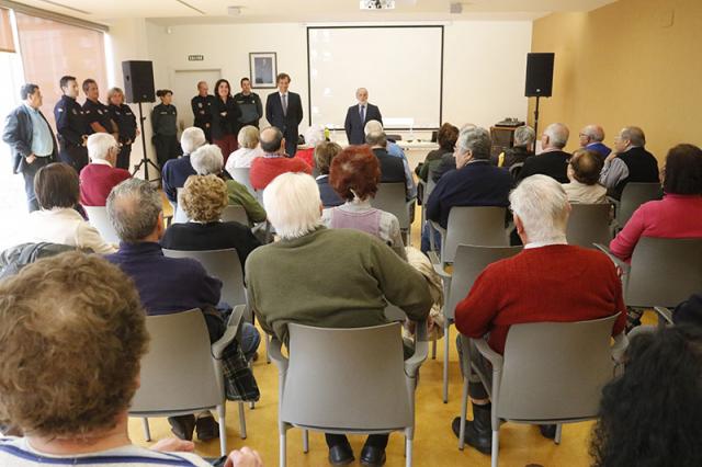 
                                                    Agentes tutores de la Policía Municipal y la Guardia Civil enseñan a los mayores a mejorar su seguridad ciudadana y en el hogar