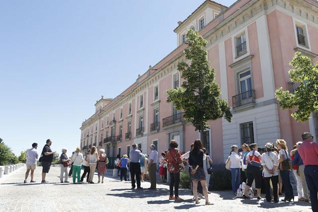 El palacio recibe la visita de más de cien de las antiguas niñas que residieron en él
