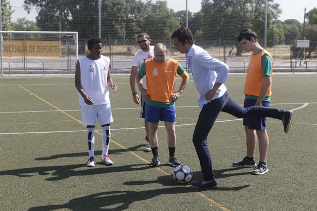 Usuarios de los centros ocupacionales de la Comunidad y policías nacionales disputan un torneo de deporte inclusivo en Boadilla