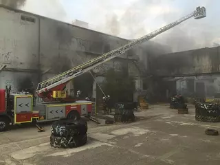 Un incendio arrasa el antiguo matadero de Villaviciosa de Odón