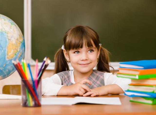 Las familias de Boadilla han comenzado a cobrar las becas para libros y material escolar