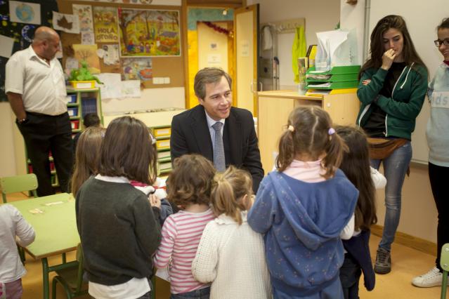 El alcalde visita a los niños que participan en el campamento de Navidad que hoy finaliza