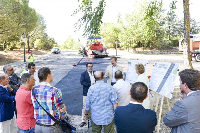 La Operación Asfalto 2016 cubrirá 61.000 m2 en seis urbanizaciones y la zona de Sectores