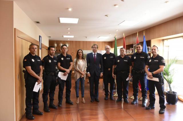 El alcalde felicita a varios policías locales por detener a dos presuntos delincuentes