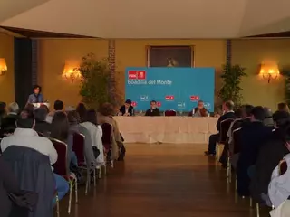 La ministra de Educación, Mercedes Cabrera, celebra una charla-coloquio en Boadilla del Monte