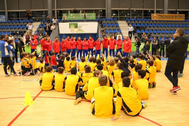 
                                                    Los jugadores de la Selección Española de fútbol sala ofrecen una clase magistral a más de 40 pequeños futbolistas de Boadilla