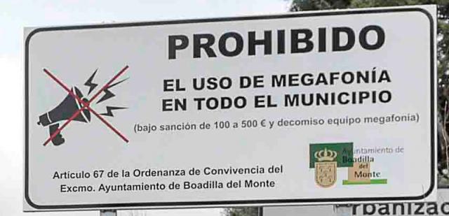 
                                                    El Ayuntamiento ha instalado señales en varias zonas del municipio recordando la prohibición de usar megafonía en la vía pública