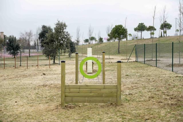 Tres parques de Boadilla cuentan ya con un circuito de aparatos de juego para perros