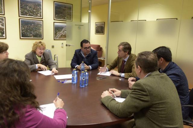 
                                                    El Ayuntamiento renovará toda la iluminación de Montepríncipe y realizará otras mejoras en la urbanización