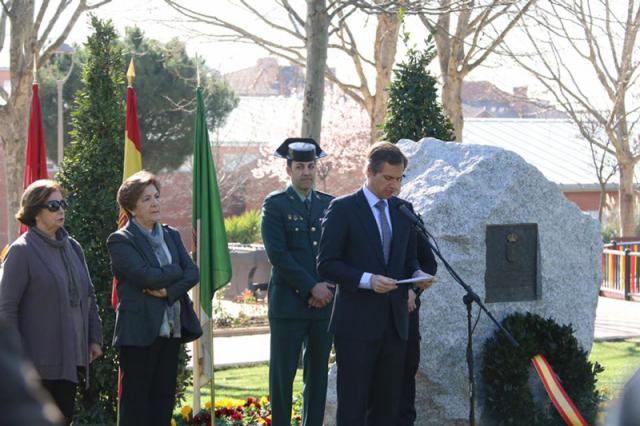 
                                                    Ofrenda floral y minuto de silencio en homenaje a las víctimas del terrorismo