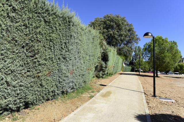 Una senda peatonal de 110 metros conecta la avenida de Valdepastores con el aparcamiento ecológico de Isla San Martín