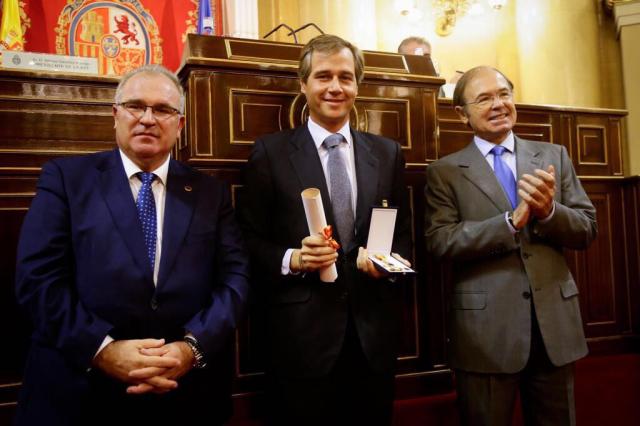 El Alcalde recibe la Cruz de la Dignidad que concede la Asociación Víctimas del Terrorismo