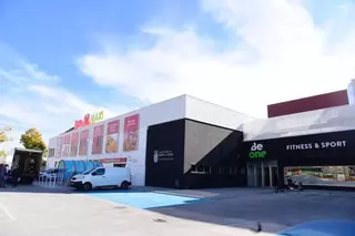El supermercado Maxi Día se instala en el mismo terreno municipal que ocupa el centro deportivo Be One