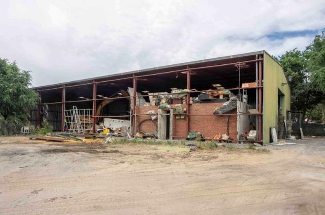 Demolición de la nave de obras para construir más plazas de aparcamiento y nueva zona verde