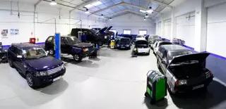 Varesauto, taller especializado en Land Rover, cumple 15 años