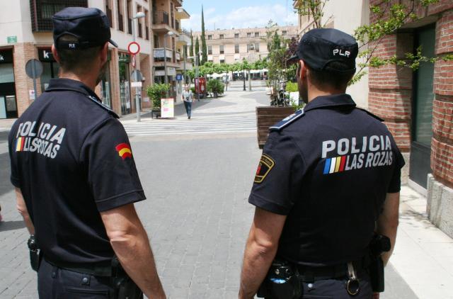 
                                                    Una patrulla de la Policía Local de Las Rozas encuentra el cuerpo sin vida de una anciana desaparecida