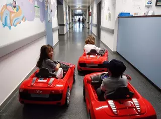 Coches eléctricos de juguete para reducir la ansiedad de los niños ingresados en el Hospital Puerta de Hierro
