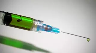 La Comunidad de Madrid compra 100.000 dosis de la nueva vacuna para reforzar la protección frente a la meningitis