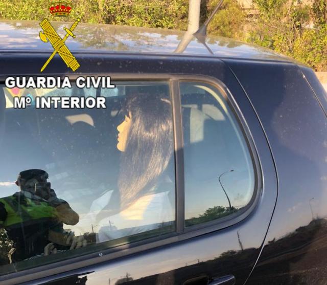 La Guardia Civil intercepta a una conductora que llevaba un maniquí para usar el carril Bus VAO de la A-6